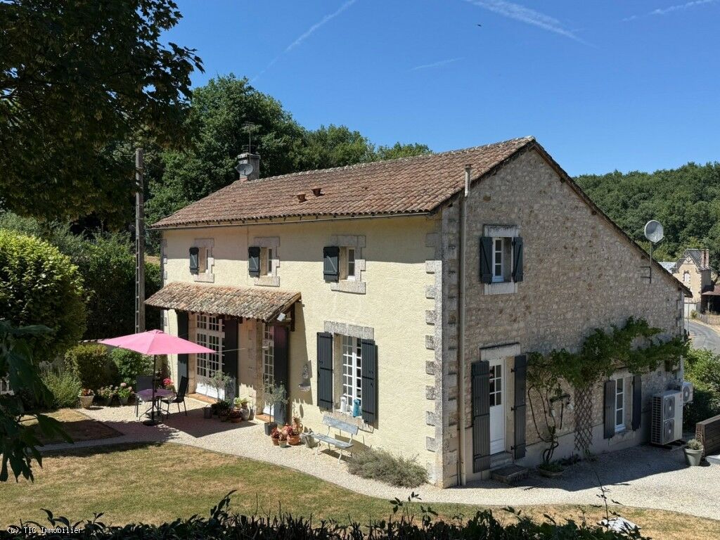 Maison 6 pièces 152 m² · à Civray · 152 m² · 223 000 €