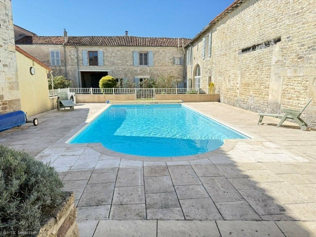 Maison 10 pièces 392 m² · à Aigre · 392 m² · 380 000 €