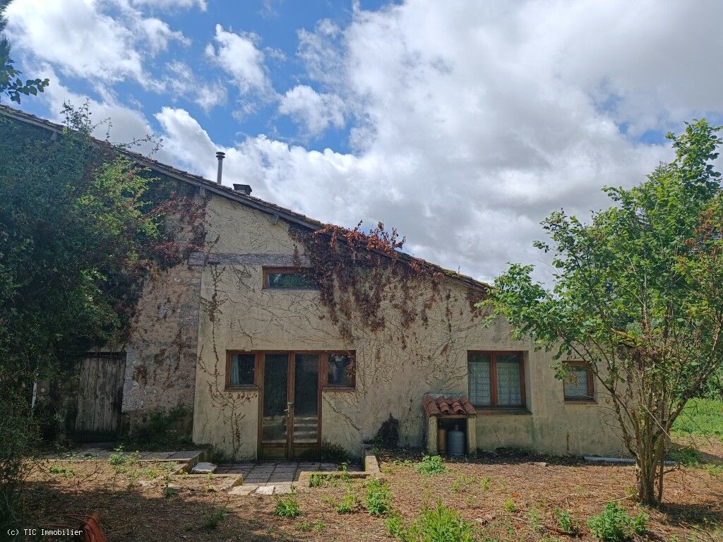 Maison 4 pièces 104 m² · à Nanteuil-en-Vallée · 104 m² · 59 500 €