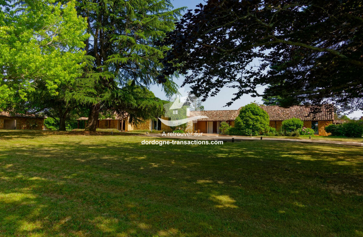Maison 10 pièces 420 m² · à Villefranche-de-Lonchat · 420 m² · 1 046 000 €