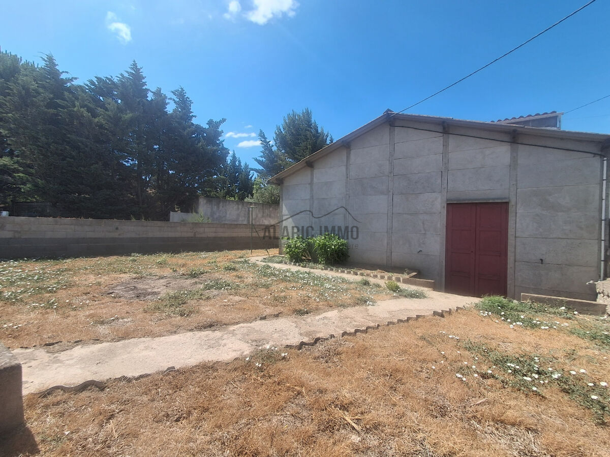 Terrain de 215 m2 avec garage de 75 m2 -- moux, le village · 66 000 €