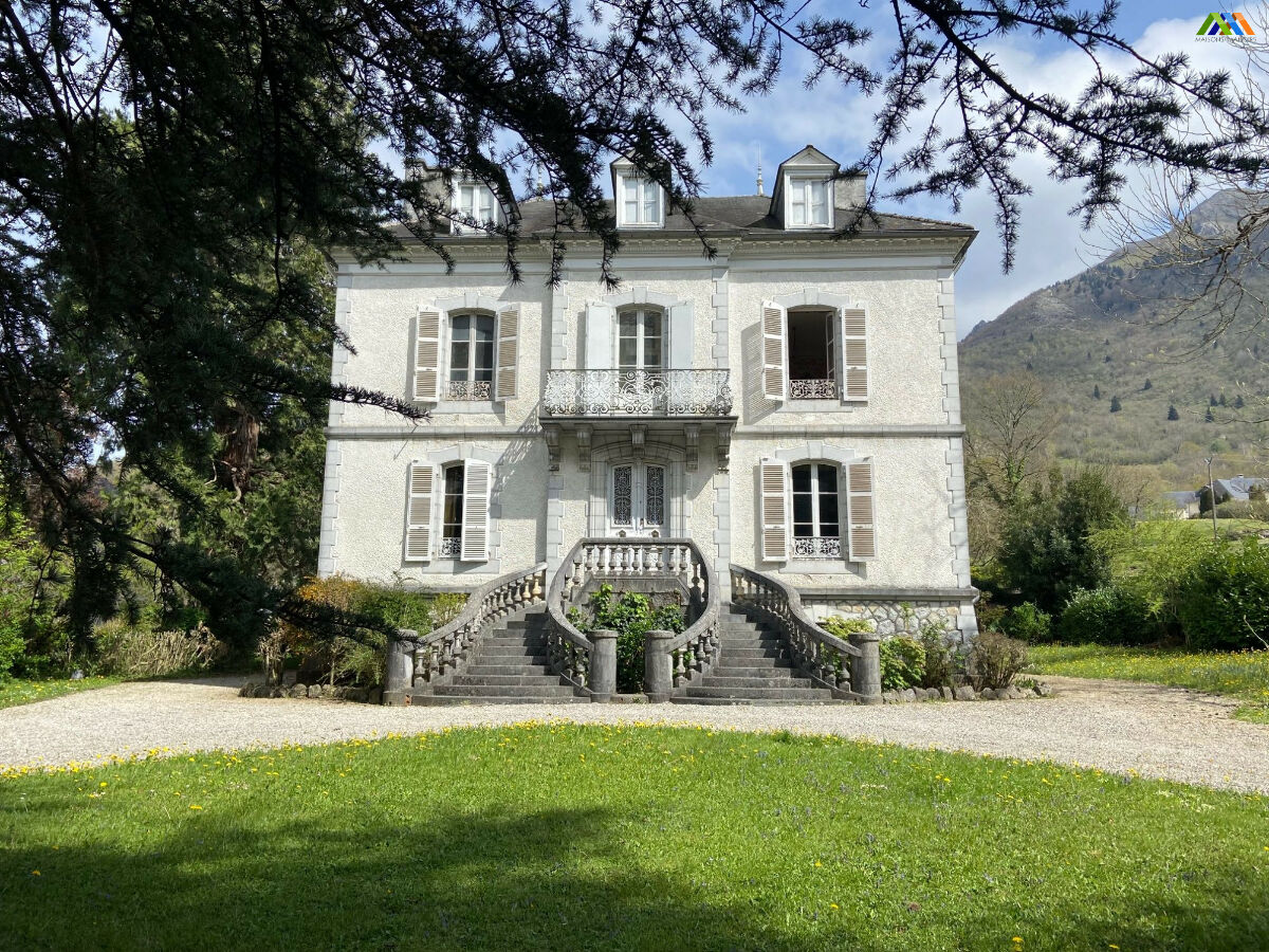 Maison 11 pièces 350 m² · à Louvie-Juzon · 350 m² · 421 500 €